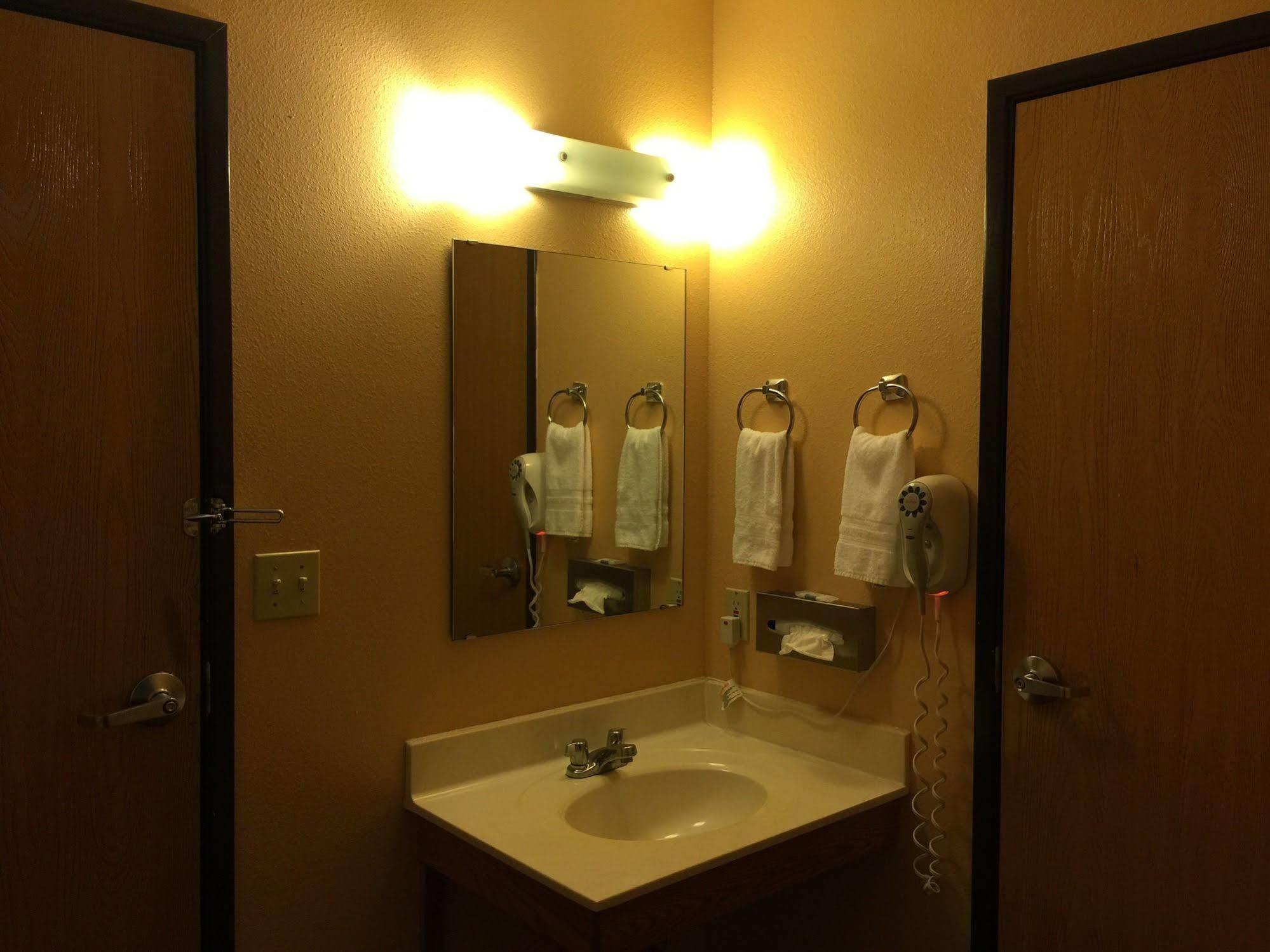 Holiday Lodge Pittsburg Bagian luar foto